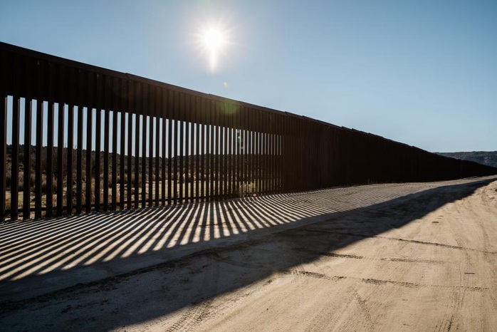 19 bang kiện Tổng thống Trump ra tòa vì tiền xây tường biên giới - Ảnh 1.