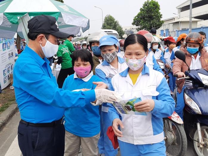 Hà Nội: Phát miễn phí 30.000 khẩu trang vải cho công nhân - Ảnh 1.