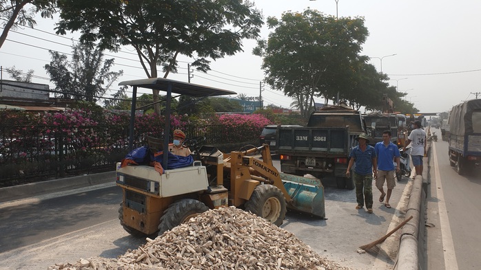 Xe tải lao dải phân cách, hàng tấn khoai mì đổ tràn Quốc lộ 22 - Ảnh 2.