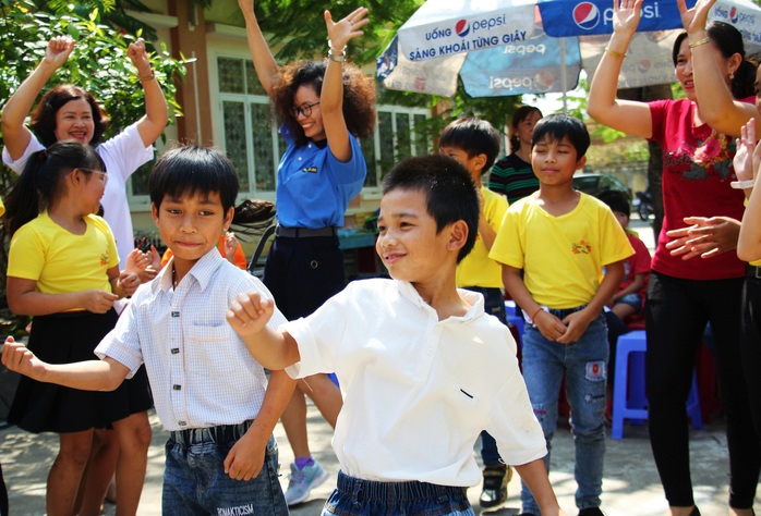 Nữ hải quân trên tàu sân bay Mỹ kể lại việc tập hát Để mị nói cho mà nghe - Ảnh 3.