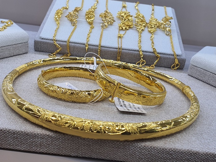Tiếp tục bị bán tháo, giá vàng rơi về vùng 43 triệu đồng/lượng - Ảnh 1.