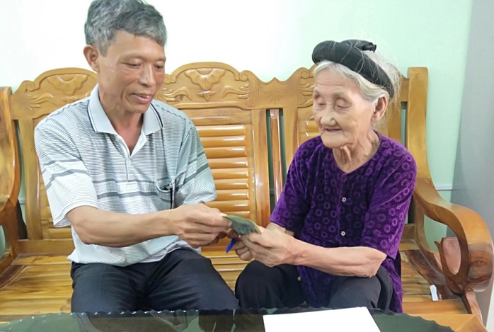 Cụ bà 83 tuổi đạp xe lên xã xin thoát nghèo ủng hộ 2 triệu đồng chống dịch Covid-19 - Ảnh 1.