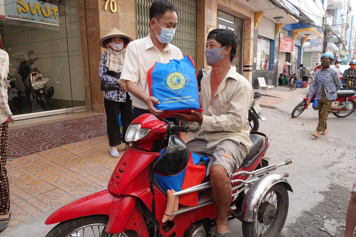 Cần Thơ: Hơn 3.200 người bán vé số được nhận quà, nhu yếu phẩm - Ảnh 1.