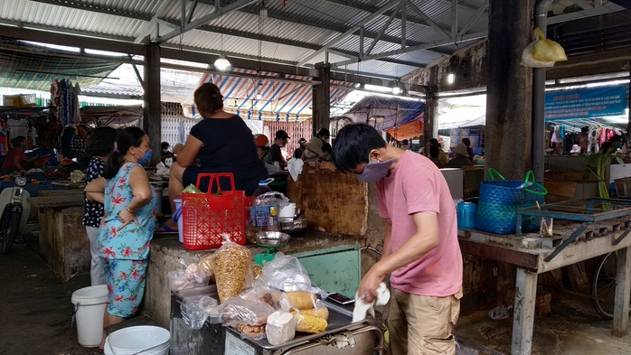 TP HCM: Chợ, siêu thị vắng hoe trong ngày đầu cách ly toàn xã hội - Ảnh 2.