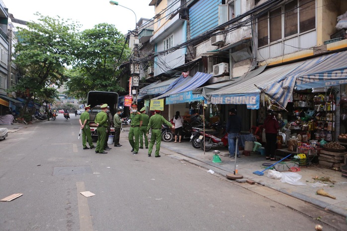 Hà Nội ngày đầu thực hiện cách ly toàn xã hội để phòng, chống đại dịch Covid-19 - Ảnh 8.