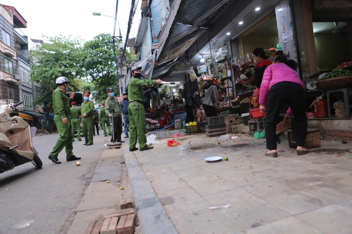 Hà Nội ngày đầu thực hiện cách ly toàn xã hội để phòng, chống đại dịch Covid-19 - Ảnh 7.