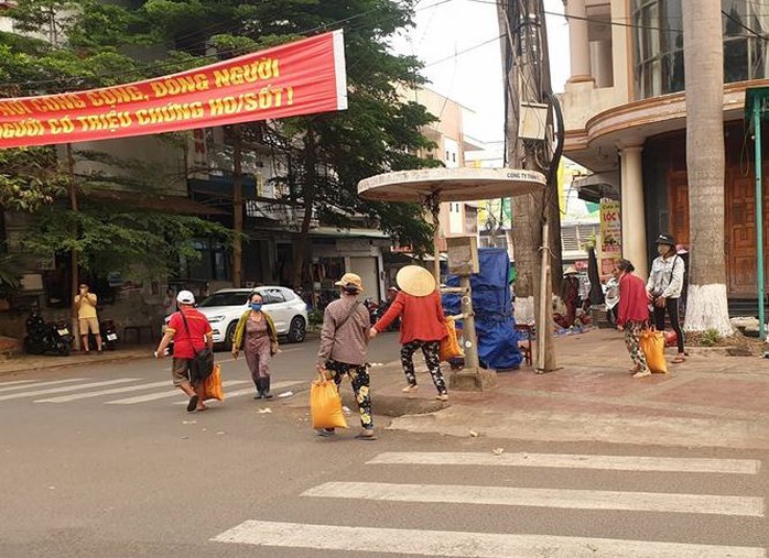 Hai người đàn ôngchạy vòng vòng phát gạo cho người bán vé số - Ảnh 2.