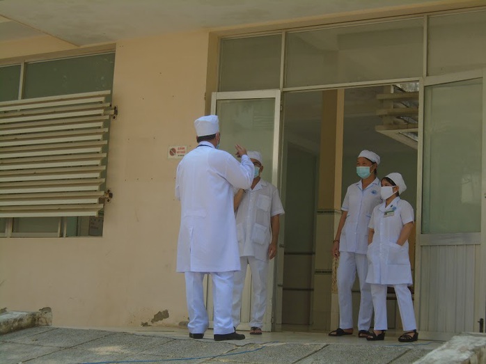 Vỡ òa niềm vui khi 2 bệnh nhân Covid-19 cuối cùng ở Bình Thuận xuất viện - Ảnh 1.