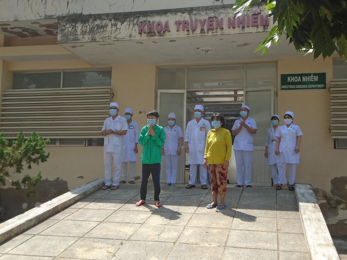 Vỡ òa niềm vui khi 2 bệnh nhân Covid-19 cuối cùng ở Bình Thuận xuất viện - Ảnh 2.