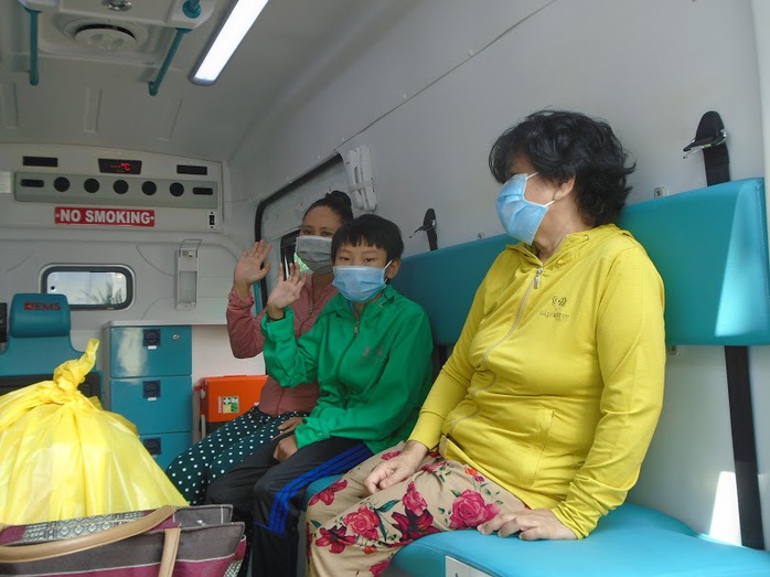 Vỡ òa niềm vui khi 2 bệnh nhân Covid-19 cuối cùng ở Bình Thuận xuất viện - Ảnh 3.
