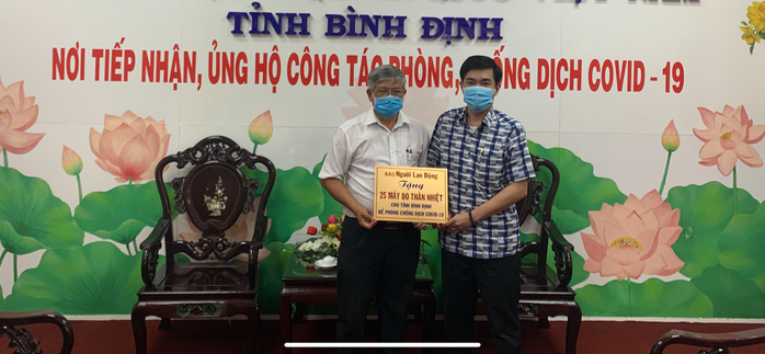 Báo Người Lao Động tặng 25 máy đo thân nhiệt cho tỉnh Bình Định - Ảnh 1.