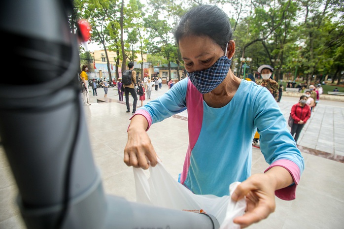 Người dân giãn cách 2 m nhận gạo từ cây ATM gạo đầu tiên ở Hà Nội - Ảnh 11.