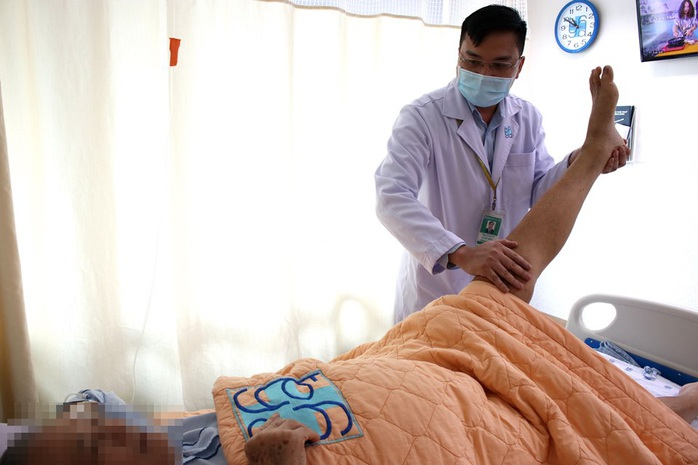 Một người miền Tây bí tiểu, liệt chân do chữa trị kiểu cắt lể - Ảnh 1.