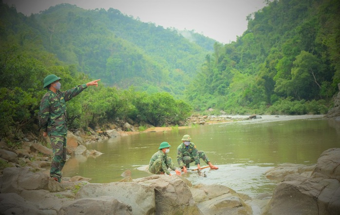 CLIP: Lính biên phòng băng rừng, lội suối chặn dịch Covid-19 nơi biên giới - Ảnh 10.