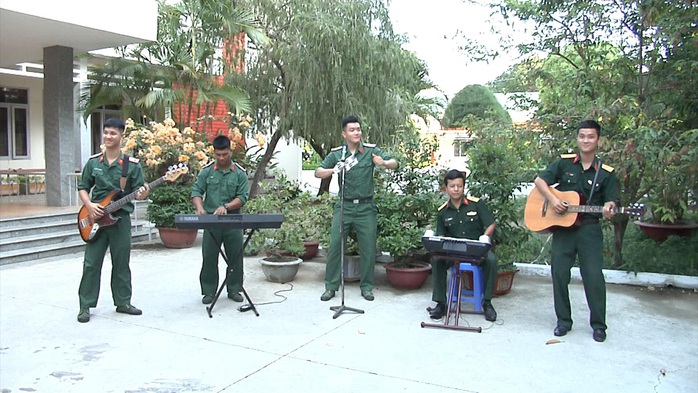 5 bộ đội trẻ ở Khánh Hòa gây sốt với bài hát phòng chống Covid-19 - Ảnh 2.