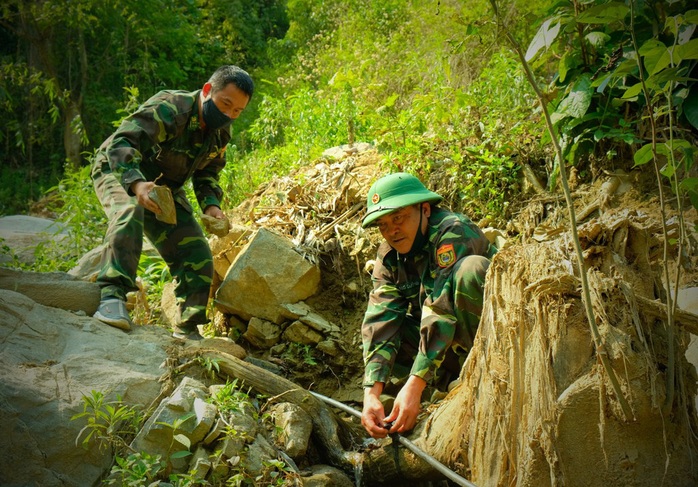 CLIP: Ngược suối tìm nguồn nước cho chốt chống dịch Covid-19 tại điểm nóng ma túy - Ảnh 5.