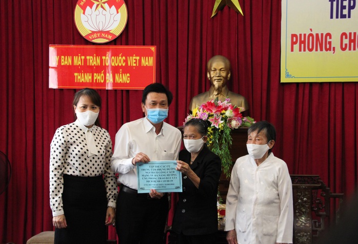 Ủng hộ máy trợ thở và 1.000 bộ kit xét nghiệm SARS-CoV-2 tuyến đầu chống dịch ở Đà Nẵng - Ảnh 1.