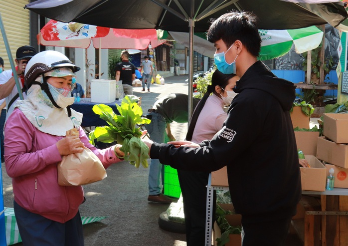 ATM gạo nay đã có thêm rau, trứng và mì - Ảnh 1.