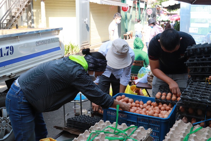 ATM gạo nay đã có thêm rau, trứng và mì - Ảnh 5.