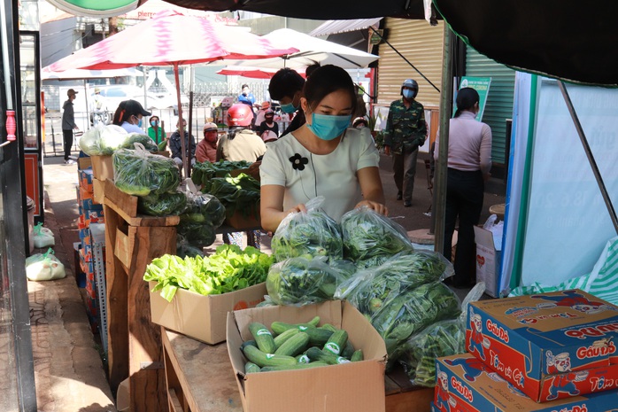 ATM gạo nay đã có thêm rau, trứng và mì - Ảnh 3.