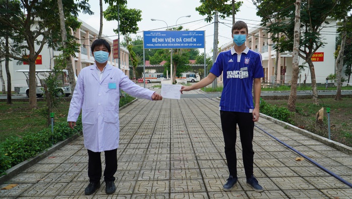 Báo Người Lao Động thăm, trao quà Bệnh viện Dã chiến Củ Chi - Ảnh 3.