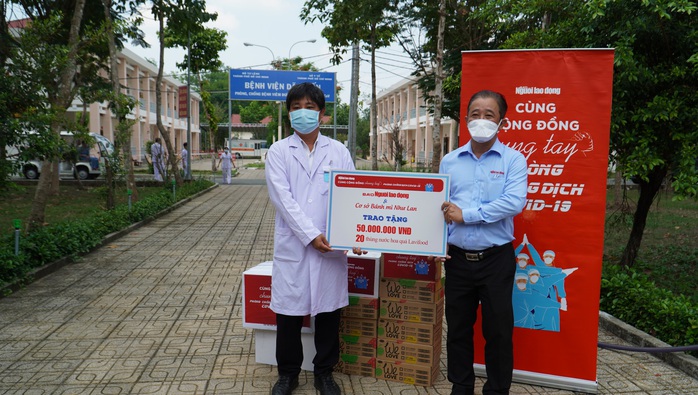 Báo Người Lao Động thăm, trao quà Bệnh viện Dã chiến Củ Chi - Ảnh 2.