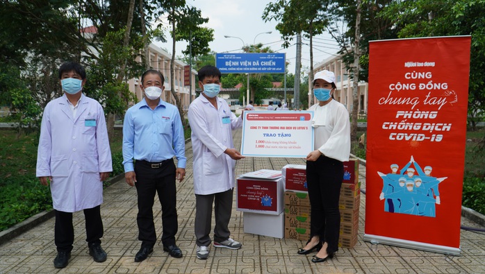 Báo Người Lao Động thăm, trao quà Bệnh viện Dã chiến Củ Chi - Ảnh 1.
