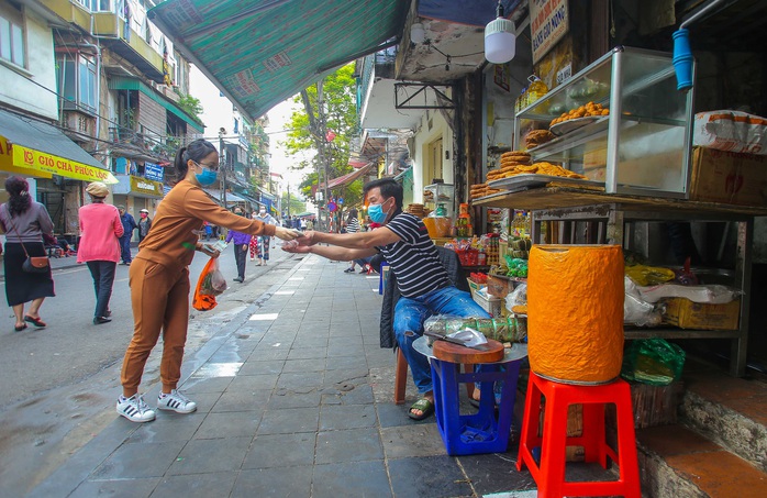 CLIP: Độc đáo khu chợ cách nhau 2 m, với người trao tiền và nhận hàng - Ảnh 7.