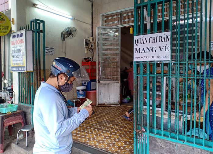 Ngày đầu bán hàng ăn uống mang về ở Đà Nẵng: Khó giữ khoảng cách 2m - Ảnh 3.