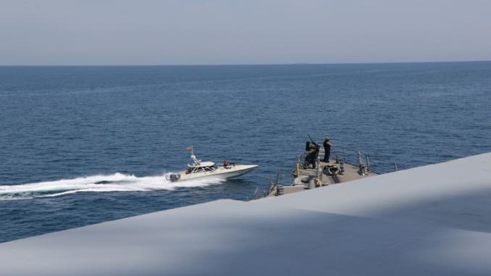 11 tàu Iran áp sát tàu Mỹ ở vùng Vịnh - Ảnh 2.