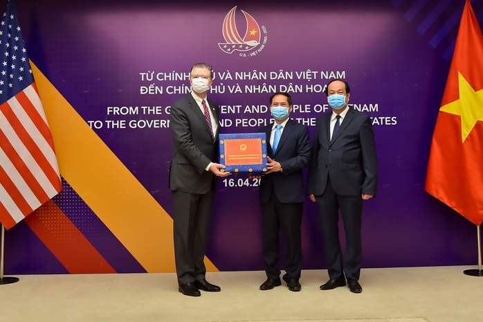 Việt Nam trao tặng vật tư y tế hỗ trợ Nhật, Mỹ - Ảnh 2.