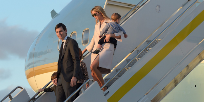 Người Mỹ phải ở nhà, con gái ông Trump vẫn đi du lịch - Ảnh 1.