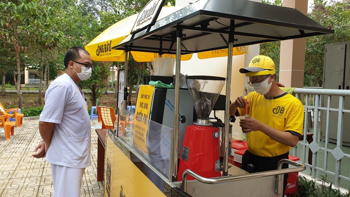Cà phê Ông Bầu tiếp sức những chiến binh áo trắng chống Covid-19 - Ảnh 2. Cà phê Ông Bầu tiếp sức những chiến binh áo trắng chống Covid-19 - Ảnh 2.