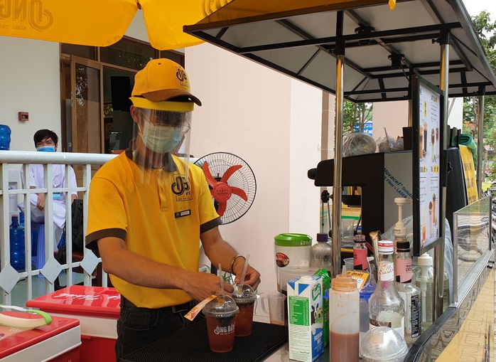 Cà phê Ông Bầu tiếp sức những chiến binh áo trắng chống Covid-19 - Ảnh 3. Cà phê Ông Bầu tiếp sức những chiến binh áo trắng chống Covid-19 - Ảnh 3.
