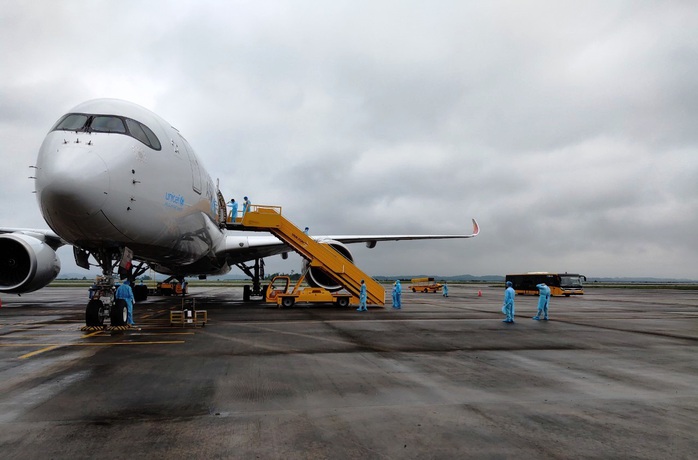 Chuyến bay chở 308 kỹ sư Hàn Quốc hạ cánh tại sân bay Vân Đồn - Ảnh 1.