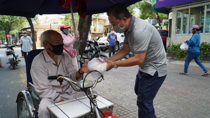 “ATM thực phẩm miễn phí” lan tỏa lòng nhân ái, sự sẻ chia - Ảnh 2.