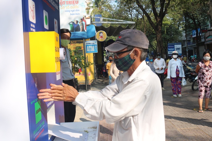 “ATM thực phẩm miễn phí” lan tỏa lòng nhân ái, sự sẻ chia - Ảnh 3.