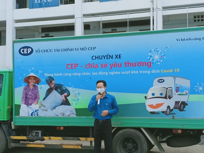 Chuyến xe yêu thương đến với người lao động nghèo - Ảnh 4.