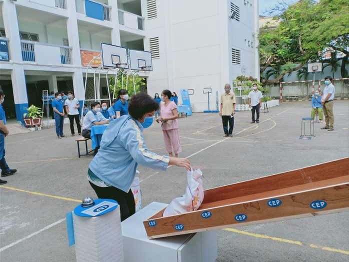 Chuyến xe yêu thương đến với người lao động nghèo - Ảnh 2.