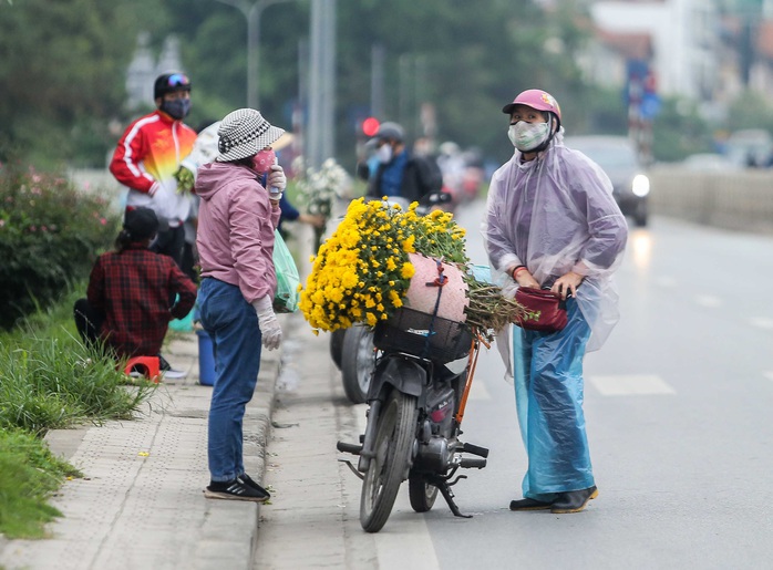 Chợ hoa lớn nhất Hà Nội không một bóng người do liên quan tới ca Covid-19 - Ảnh 14.