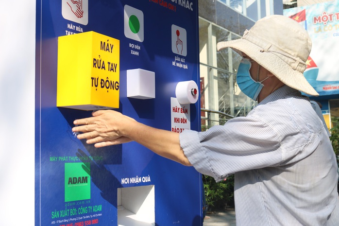 ATM thực phẩm miễn phí: Gần 600 phần quà đến tay người nghèo - Ảnh 1.