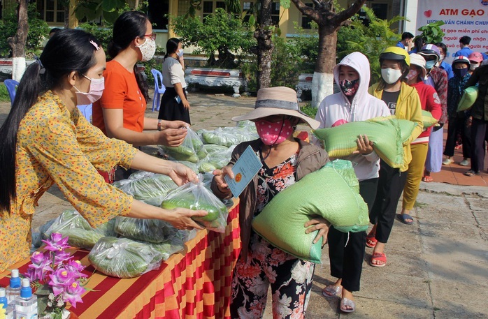 Thầy trò làm ATM gạo giúp đỡ người nghèo - Ảnh 1.