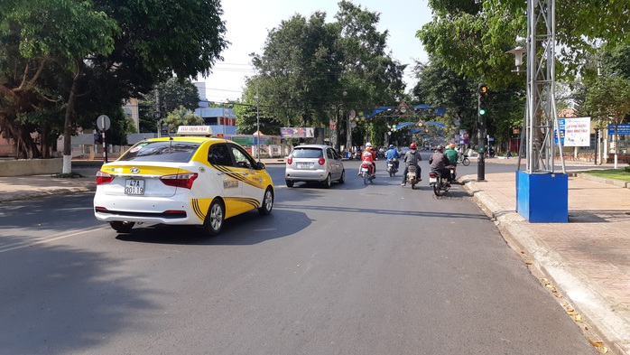 Phòng chống dịch Covid-19: Đắk Lắk vẫn cho taxi, xe buýt chạy - Ảnh 1.