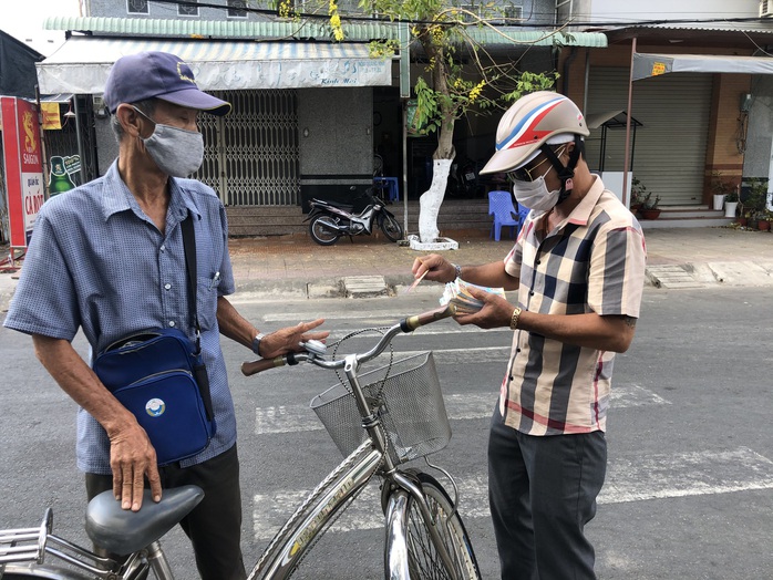 4.800 người bán vé số dạo ở Bạc Liêu và Sóc Trăng đón tin vui - Ảnh 1.