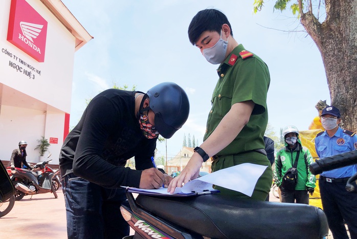 Hai thanh niên Đà Lạt chống đối người thi hành công vụ trong phòng dịch Covid-2019 - Ảnh 1.
