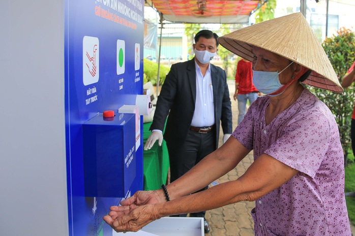 Báo Người Lao Động khai trương ATM thực phẩm miễn phí thứ 2 - Ảnh 10.