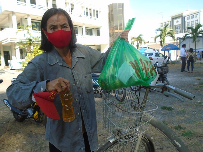 “Siêu thị 0 đồng” lan toả đến làng biển Bình Thuận - Ảnh 1.