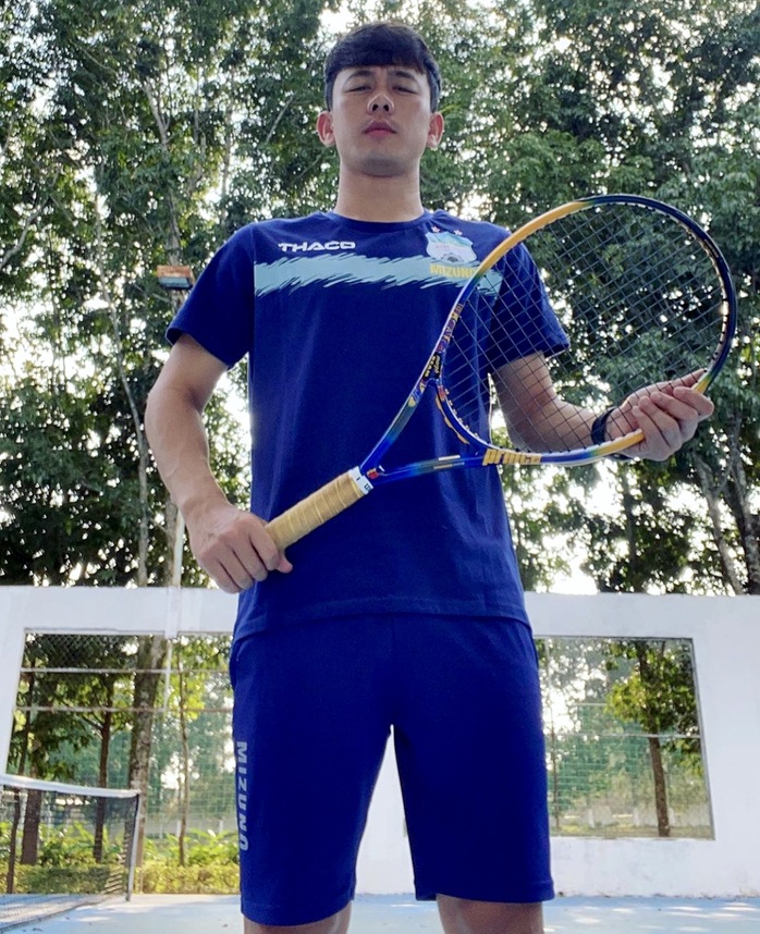 Chờ Pleiku gỡ bỏ lệnh cấm tập thể thao, cầu thủ HAGL chọn đánh tennis trong lúc giãn cách - Ảnh 2.