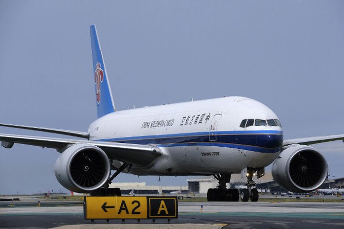 Đến Trung Quốc lấy vật tư y tế, nhiều máy bay về không - Ảnh 1.