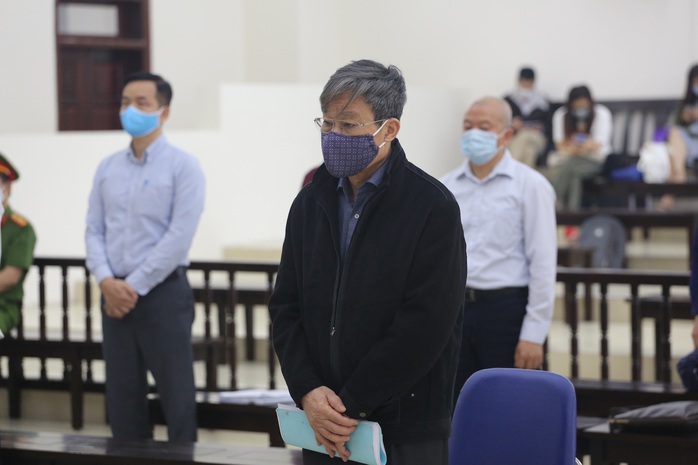 Không đồng ý hoãn tòa, cho nguyên bộ trưởng Nguyễn Bắc Son ngồi trình bày - Ảnh 1.